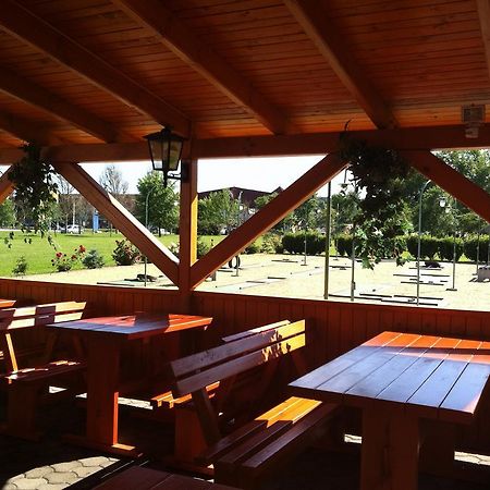Golf Etterem Es Panzio Hotel Kaposvar Bagian luar foto