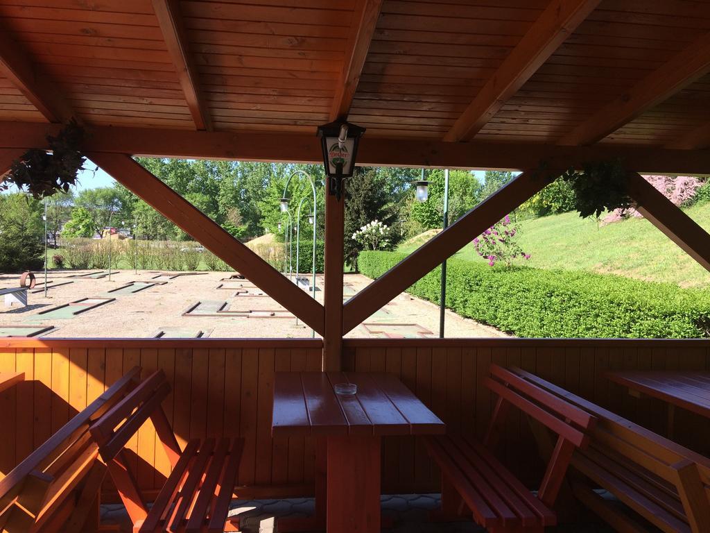 Golf Etterem Es Panzio Hotel Kaposvar Bagian luar foto