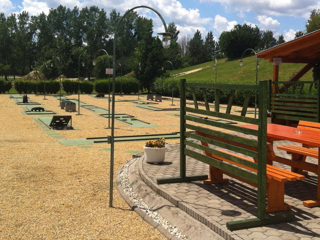 Golf Etterem Es Panzio Hotel Kaposvar Bagian luar foto